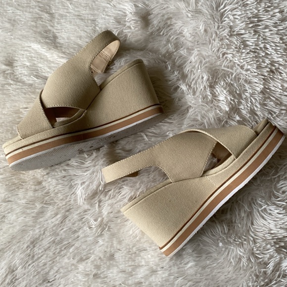 Women’s Sz 8 crossed straps wedge canvas sandals - Picture 5 of 11